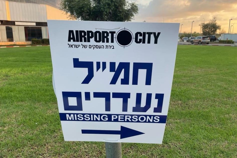 Schild zu einem Zentrum am Flughafen Ben Gurion, in dem Unterstützung bei der Suche nach vermissten Personen angeboten wird. 