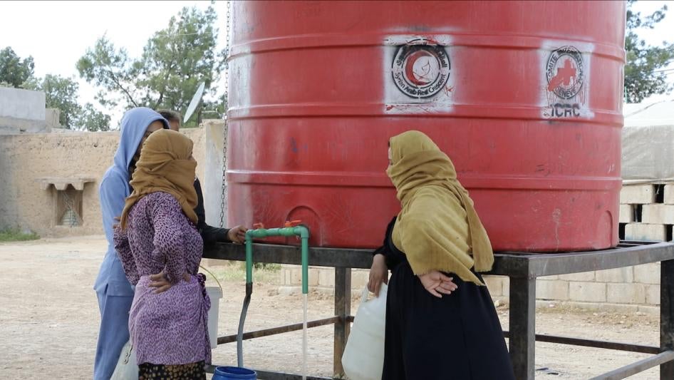 Des habitants de la ville d'Al-Hasakeh, dans le nord-est de la Syrie, se rassemblaient autour d'un réservoir d'eau communal pour remplir des bidons et des seaux, le 8 mai 2023, le réseau d'eau de cette ville étant très perturbé par le conflit de longue date dans cette région.