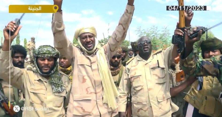 Capture d'écran d'une vidéo montrant deux dirigeants des Forces de soutien rapide (RSF) au Soudan – Abdel Raheem Hamdan Dagalo (levant les deux bras) et Abdel Rahman Joma'a (portant des lunettes) – célébrant la prise de contrôle par les RSF d’une base des Forces armées soudanaises à Ardamata, au Darfour occidental. La vidéo a été diffusée sur le compte X (ex-Twitter) des RSF, le 4 novembre 2023.
