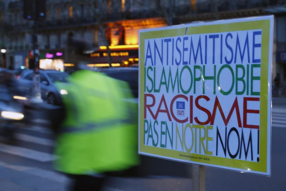Ein Plakat mit der Aufschrift "Antisemitismus, Islamophobie, Rassismus, nicht in unserem Namen" während einer Kundgebung gegen Antisemitismus am Place de la Republique in Paris, 18. Februar 2019.