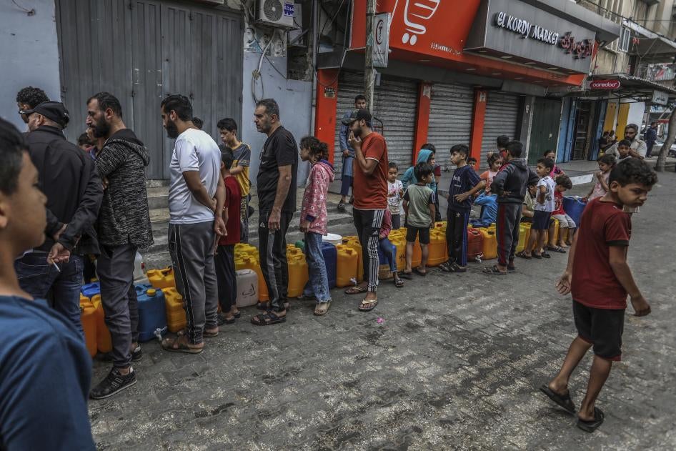 Des habitants de Gaza faisaient la queue pour obtenir de l'eau à Rafah, dans le sud de la bande de Gaza, le 13 novembre 2023, alors que les hostilités entre les forces israéliennes et des groupes armés palestiniens se poursuivaient sans relâche. 