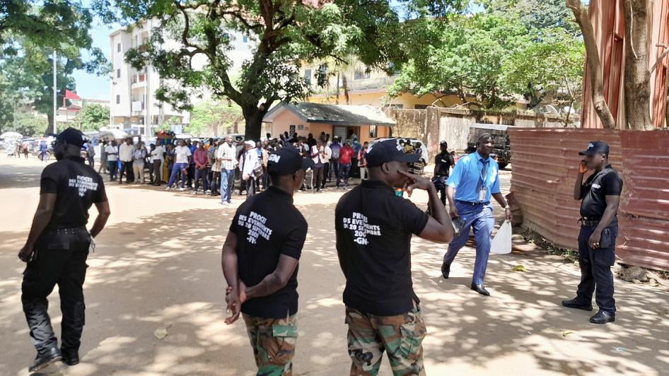 Des membres des forces de sécurité guinéennes surveillaient les environs à Conakry, en Guinée, le 28 septembre 2022, avant l’ouverture du procès de 11 hommes accusés d'être responsables du massacre de manifestants pro-démocratie et de viols dans un stade de cette ville en 2009.
