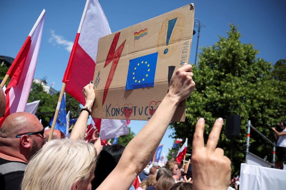 Résztvevők a háború utáni első lengyelországi demokratikus választások 34. évfordulója alkalmából szervezett felvonuláson Varsóban 2023. június 4-én. 