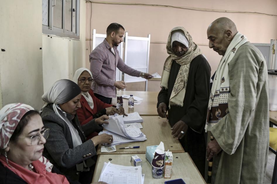 Des Égyptiens votent dans un bureau de vote au Caire lors de l'élection présidentielle, le 10 décembre 2023.