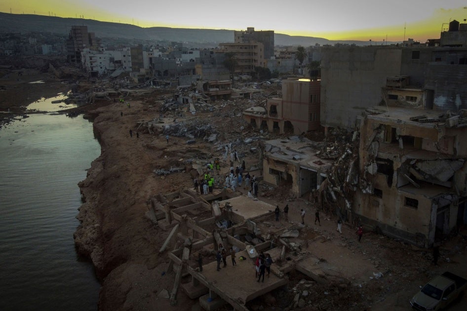 أشخاص يبحثون عن ضحايا الفيضانات في درنة، ليبيا، 15 سبتمبر/أيلول 2023.