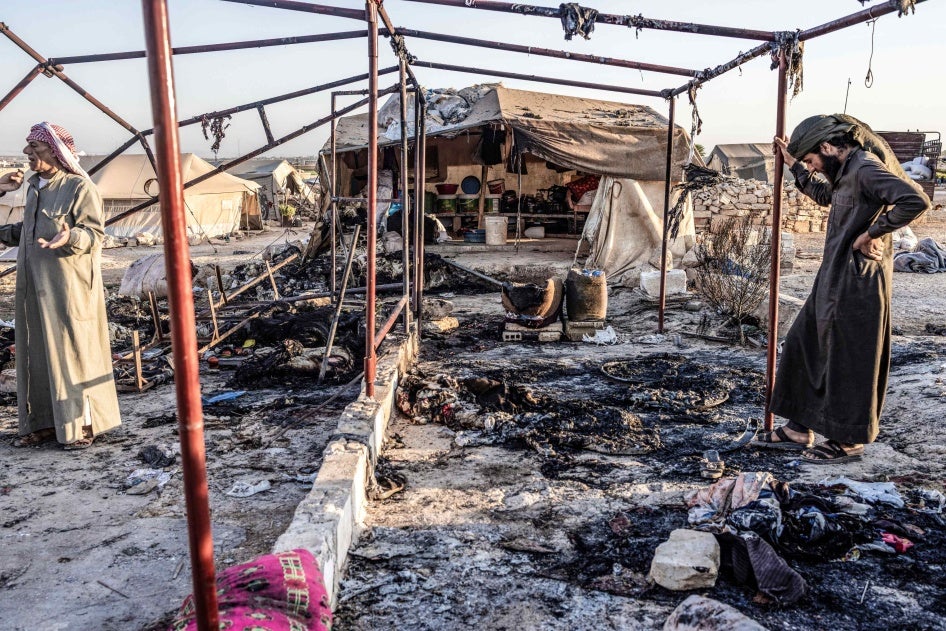 Une tente détruite lors d’une attaque de missile des forces gouvernementales syriennes qui ciblait un camp pour personnes déplacées, dans la périphérie d'Idlib. © 2023 Anas Alkharboutli/picture- alliance/dpa/AP Images