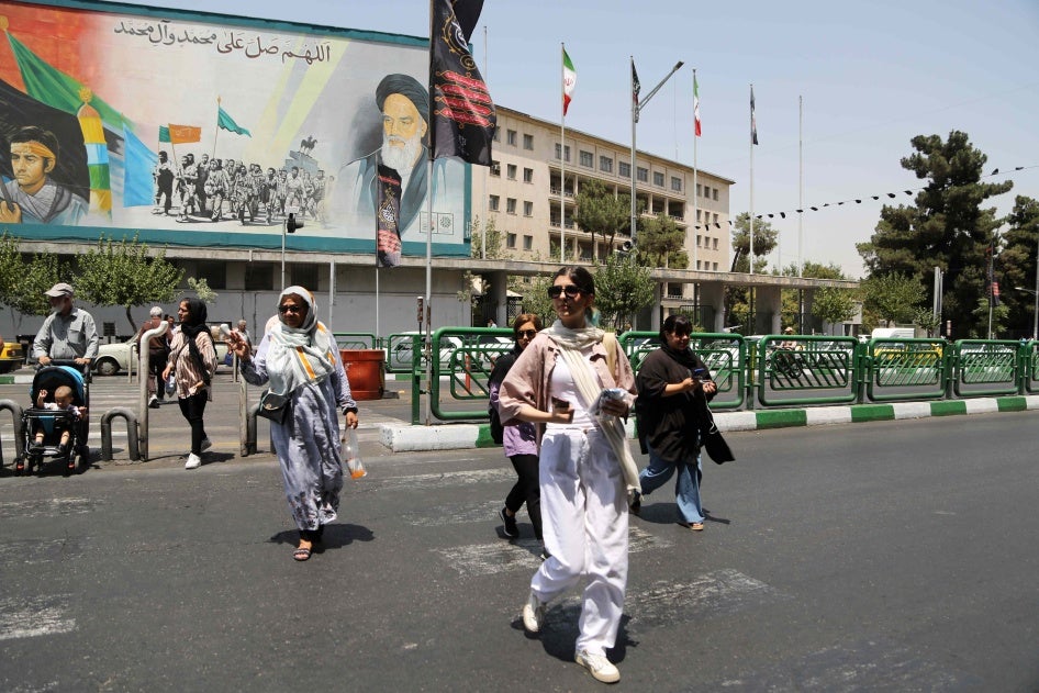 قدم زدن زنان در خیابان‌های تهران همزمان با ادامه گشت‌های حجاب گشت ارشاد ایران، ۱۸ ژوییه ۲۰۲۳. 