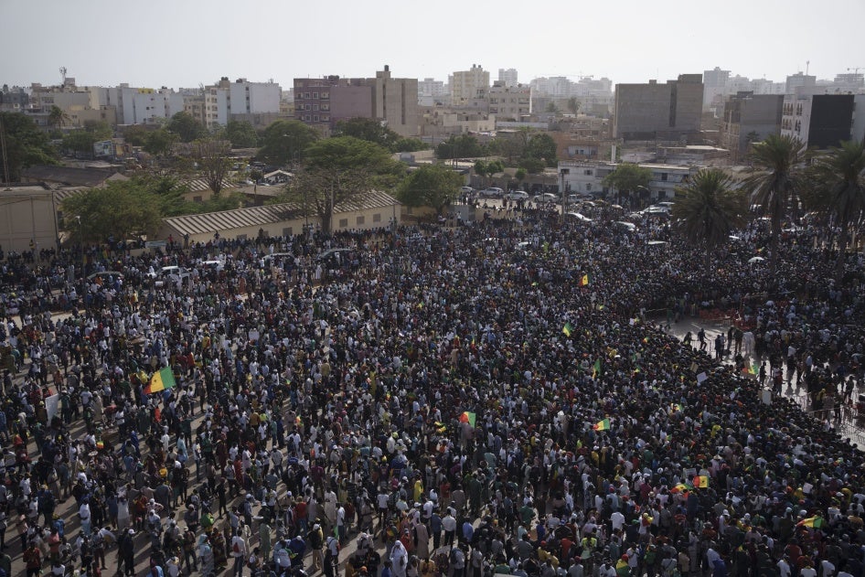 Menschen protestieren am 12. Mai 2023 in Dakar, Senegal, gegen eine mögliche dritte Amtszeit von Präsident Macky Sall bei den für Februar 2024 angesetzten Präsidentschaftswahlen.