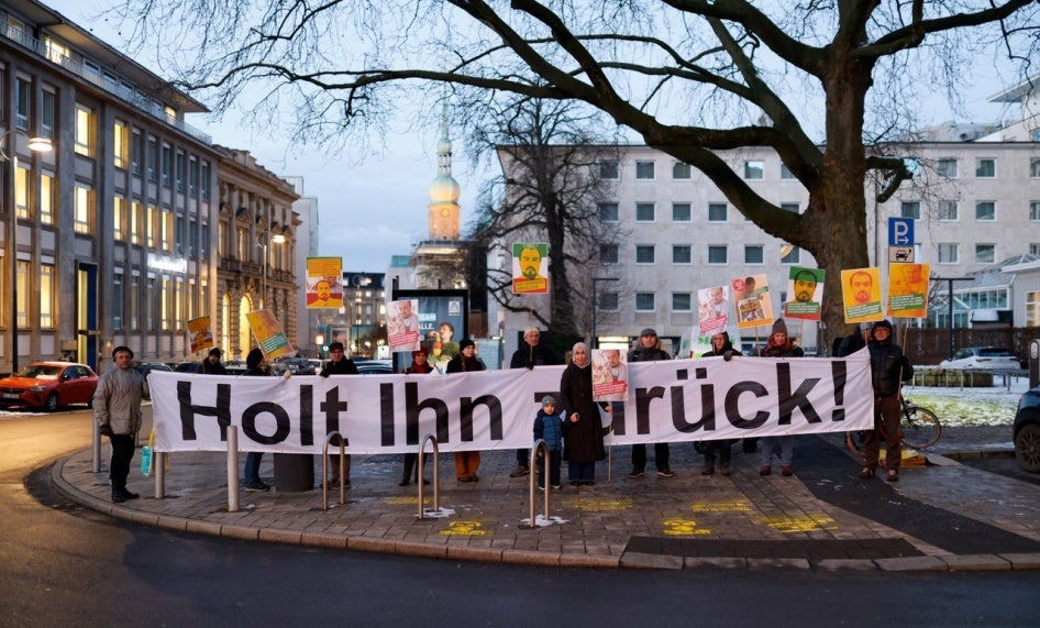 Eine Mahnwache am 18. Januar 2024 in Dortmund, Deutschland, zum Jahrestag der Abschiebung des tadschikischen Oppositionsaktivisten Abdullohi Shamsiddin. 