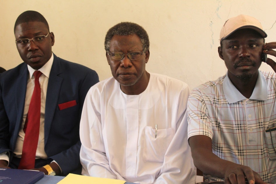 Mahamat Nour Ibédou (au centre), dirigeant de la société civile tchadienne, assiste à une conférence de presse à N'Djamena, au Chad, le 5 février 2018.