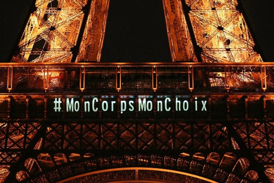 Le message "Mon corps, mon choix" est projeté sur la Tour Eiffel le 4 mars 2024.