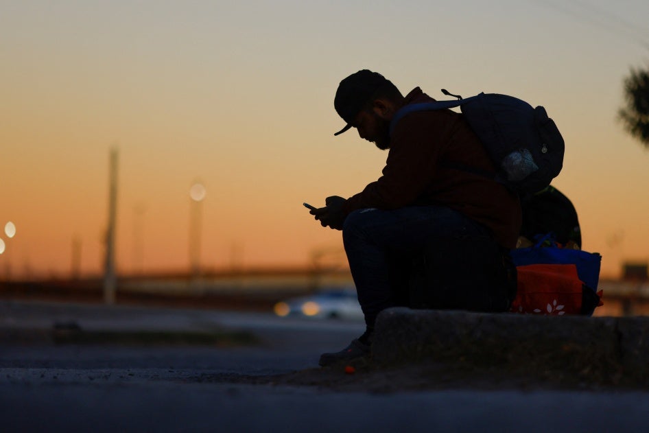 Un homme assis utilisant un téléphone portable