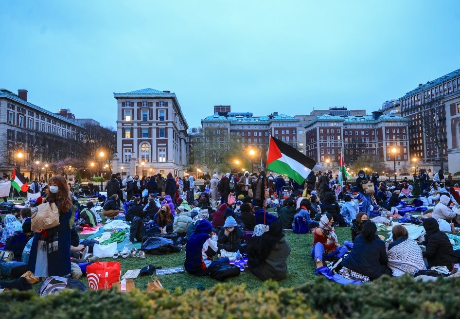 Des étudiants pro-palestiniens manifestent à l'université de Columbia lors du troisième jour du « Gaza Solidarity Encampment » à New York (États-Unis), le 19 avril 2024.