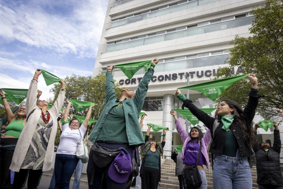 Mujeres de diferentes organizaciones que forman parte del movimiento Justa Libertad levantan pañuelos verdes frente a la Corte Constitucional del Ecuador, en Quito, el 19 de marzo de 2024.