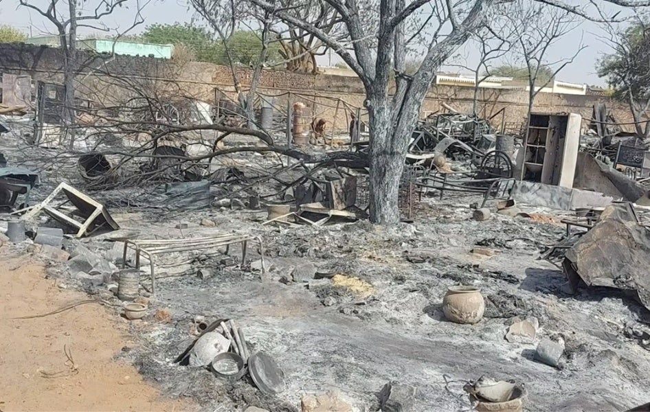 Brandbeschädigung an der Imam al-Kazem-Schule, einem Versammlungsort für Binnenvertriebene in El Geneina. 