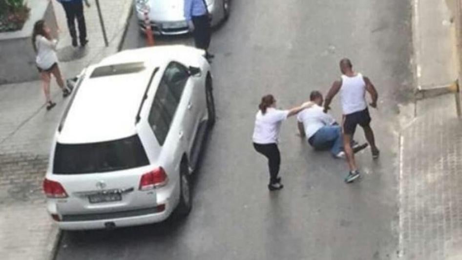 يظهر جورج الريف في هذه اللقطة من الفيديو وهو يتلقى عدة طعنات إثر خلاف مروري في بيروت، لبنان