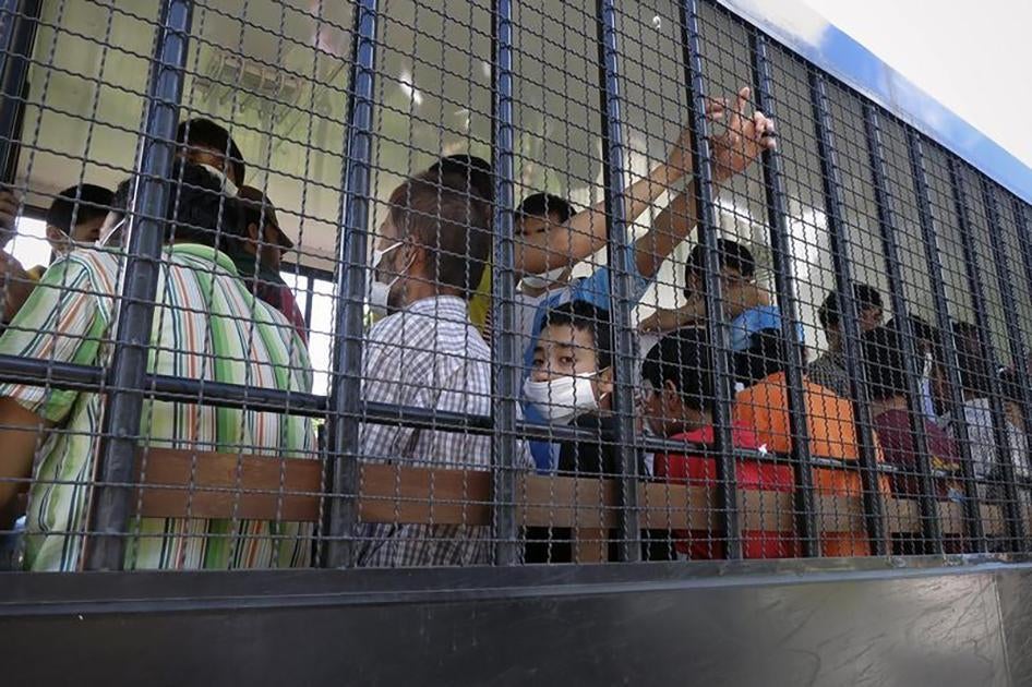 一群突厥族人士被送往泰国南部宋卡市的拘留所，2014年3月26日。