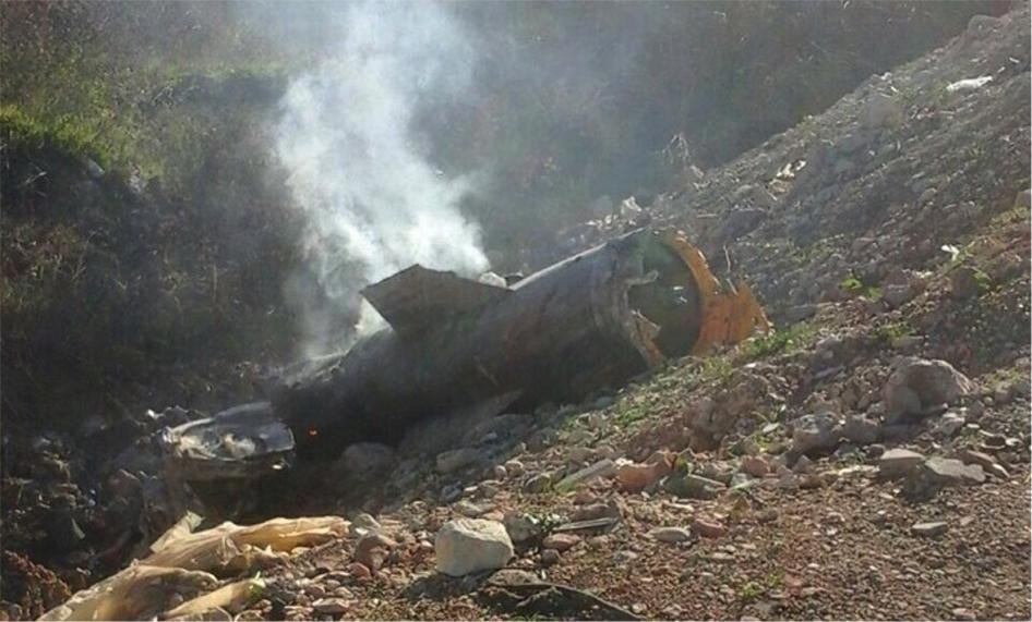 Фрагменты тактической ракеты 9М79 «Точка», которой был нанесен удар по селению Эн-Наджия 4 декабря 2015 г. 