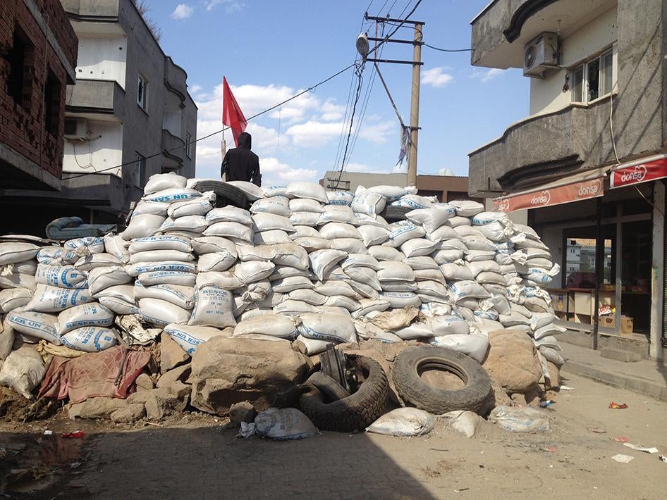 Cizre’nin Nur Mahallesinden bir barikat, Ekim 2015. 