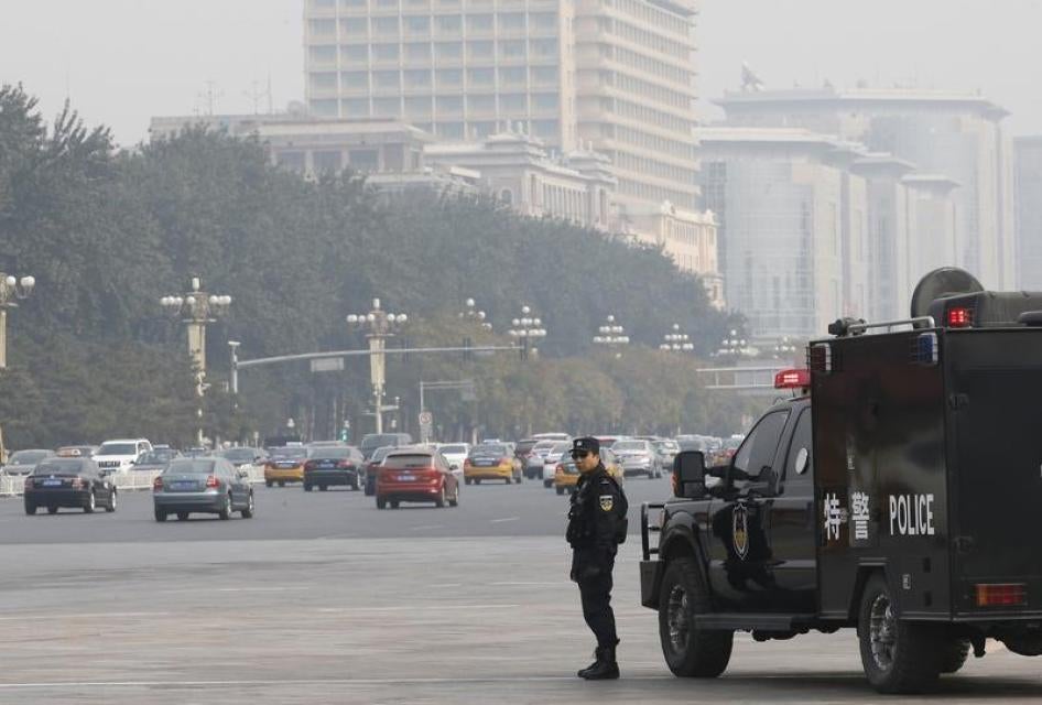 一名特警在北京天安门广场周边道路戒备，2013年10月31日。