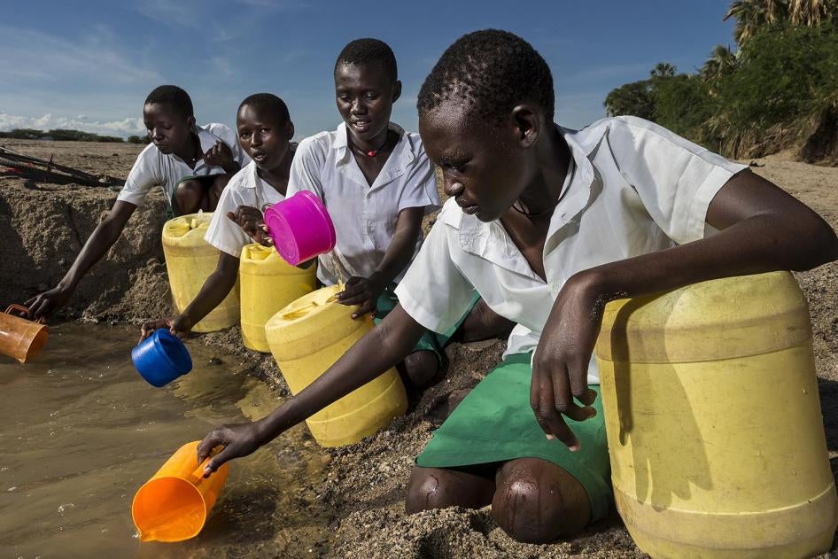 Des élèves de l’Ecole primaire pour filles Kalokol, dans la région de Turkana au Kenya, recueillent de l’eau dans une rivière à proximité de leur école, qui n'a pas accès à l'eau courante. 