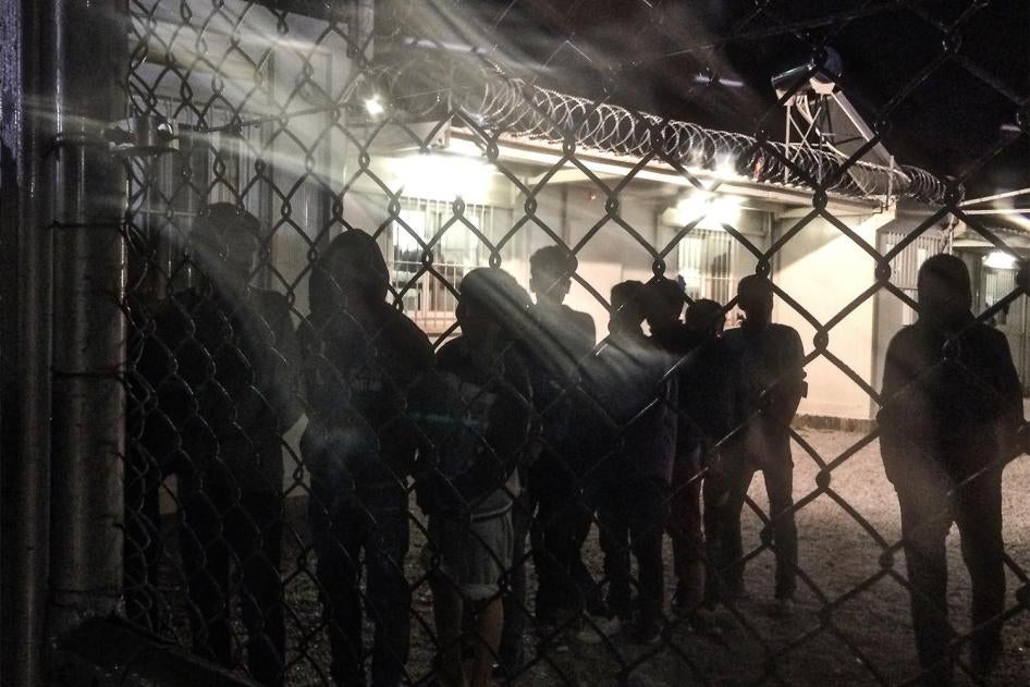 Unbegleitete Flüchtlingskinder stehen in einer Hafteinrichtung der griechischen Polizei an, um ihr Abendessen zu erhalten.