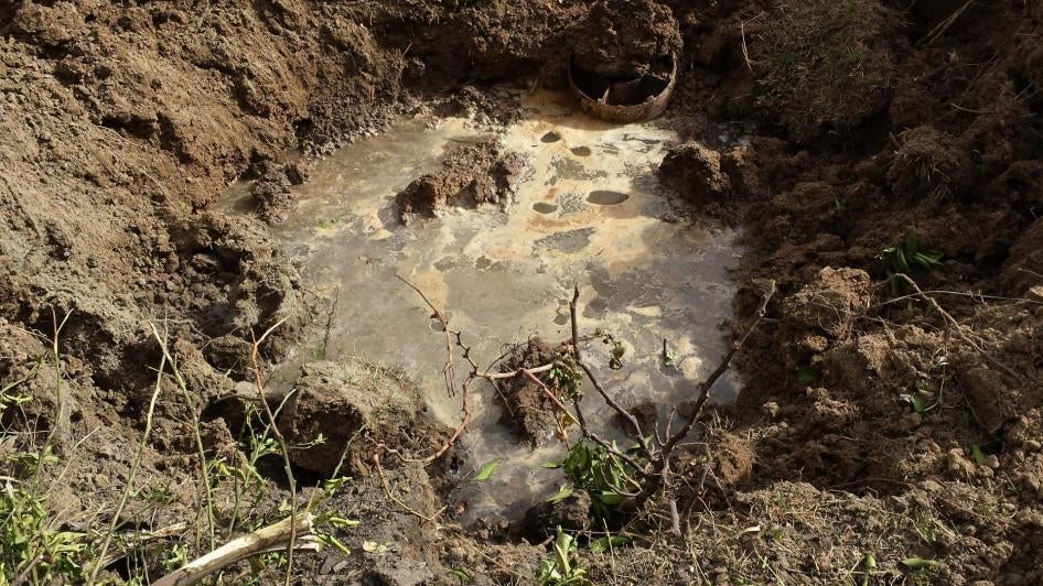 بقايا لمقذوفة أصابت بلدة القيارة في 21 سبتمبر/أيلول 2016، صوّرت في ذات اليوم. استخدم السكان المحليون الماء لتخفيف المادة الكيميائية الموجودة فيها.