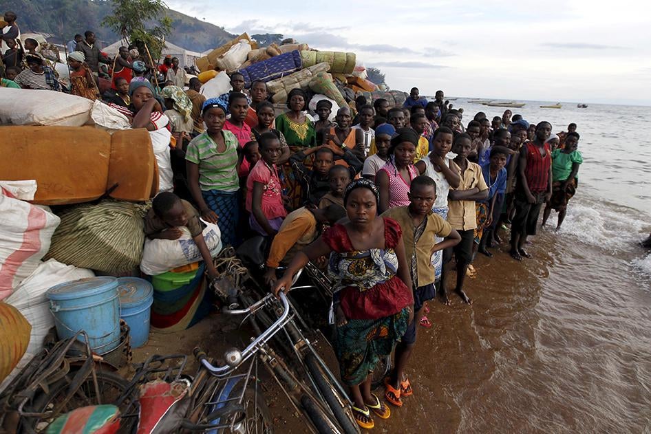 Des réfugiés burundais se rassemblent sur les rives du Lac Tanganyika à la lisière du village de Kagunga, à Kigoma, dans l'ouest de la Tanzanie, le 17 mai 2015.  