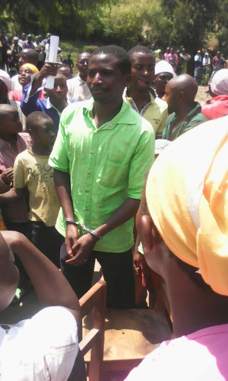 Oscar Hakundimana lors de son arrestation à Nyamyumba, le 7 décembre 2016, après qu'il ait exprimé des objections à une décision du gouvernement forçant 30 familles à quitter leurs terres. 