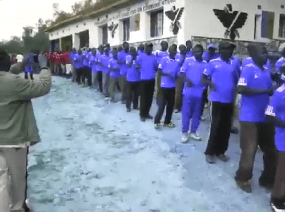Image d'une vidéo montrant un rassemblement de membres de la ligue des jeunes du parti au pouvoir, les Imbonerakure, devant le siège du parti à Ntega, une commune de la province du Kirundi dans le nord du Burundi, le 1er avril 2017.