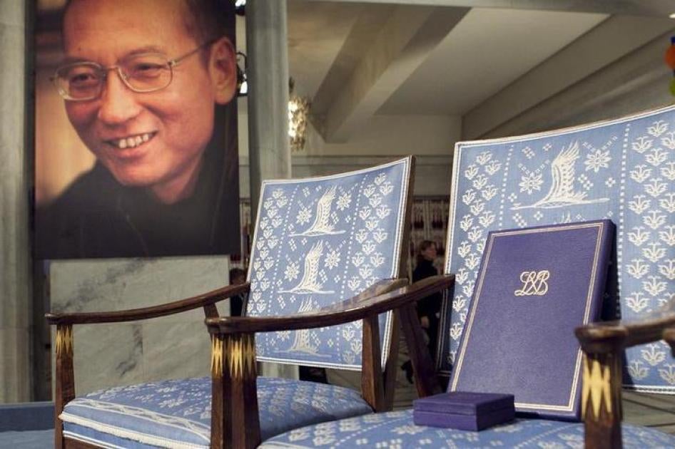 Une photo géante de Liu Xiaobo, lauréat du prix Nobel de la paix 2010, près d’un fauteuil vide ou ont été posées son certificat et sa médaille, lors de la cérémonie tenue dans la la Maire d’Oslo, en Norvège, le 10 décembre 2010.