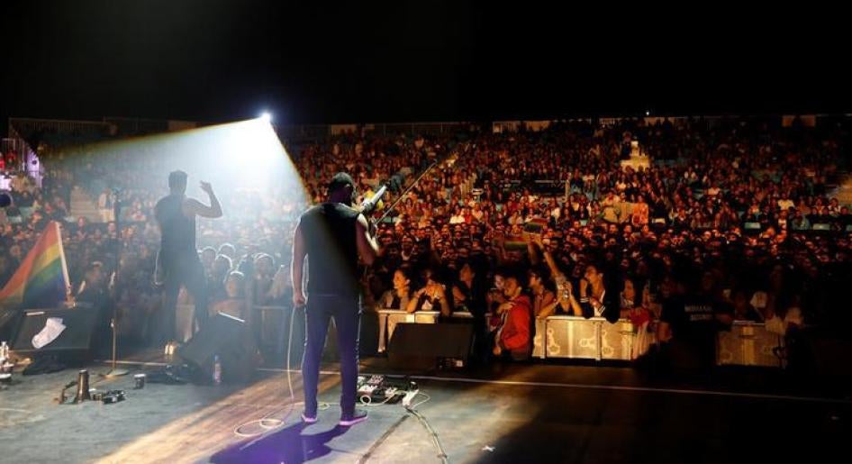فرقة "مشروع ليلى" اللبنانية تقدم عرضا في بلدة إهدن، لبنان، في أغسطس/آب 2017.