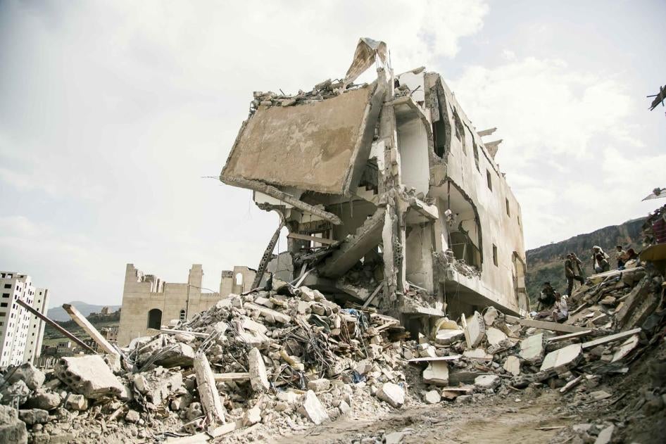 Décombres d’immeubles bombardés par un avion de la coalition dirigée par l'Arabie saoudite dans le quartier de Faj Attan, une zone densément peuplée à Sanaa, au Yémen, le 25 août 2017. Deux bâtiments ont été complètement détruits, un troisième édifice a s