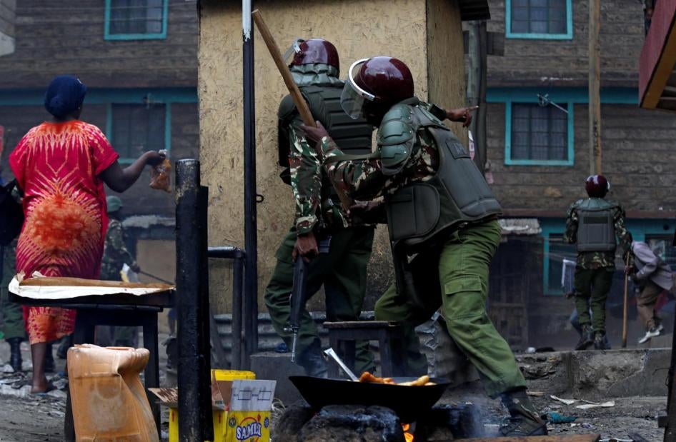 Des habitants fuient tandis que les policiers anti-émeute poursuivent des manifestants de l’opposition à Mathare, à Nairobi le 12 août. © 2017 Thomas Mukoya/Reuters