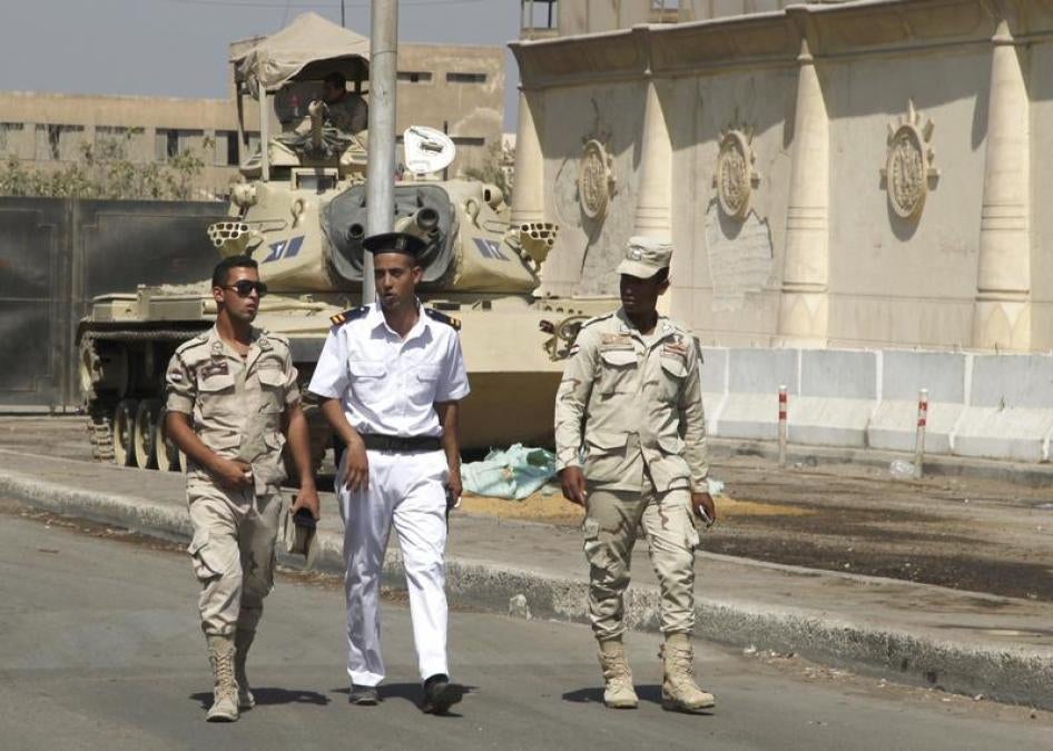 Police and army soldiers are seen in front of a tank as they guard outside Tora prison in Cairo, Egypt, July 30, 2015. © 2015 Reuters 