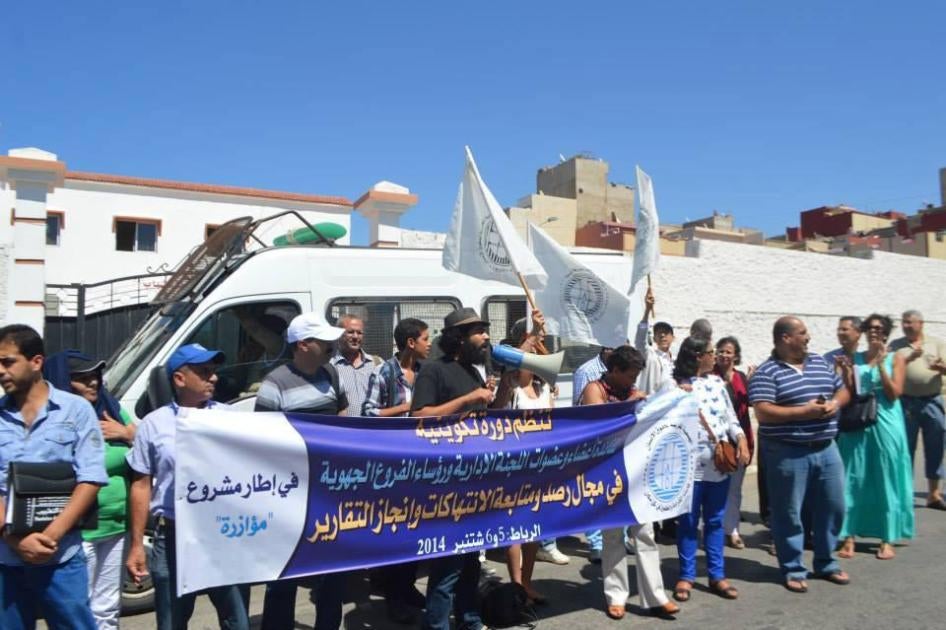 نشطاء من الجمعية المغربية لحقوق الإنسان يتظاهرون بعد أن منعتهم السلطات من إقامة تدريب مخطط له. الرباط-المغرب، ديسمبر/ كانون الأول 2014.