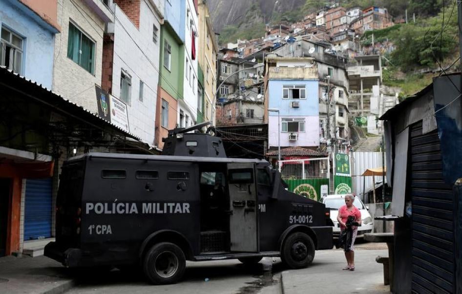 Policiais patrulham a favela da Rocinha após violentos confrontos entre facções ligadas ao tráfico de drogas, no Rio de Janeiro, Brasil, 29 de setembro de 2017. A faixa diz: "A Rocinha pede paz".