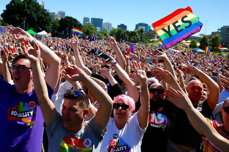 澳大利亚支持对婚姻平等说“赞成”的民众在希尼市中心集会，庆祝全国民调结果多数支持同性婚姻，为年底前完成立法使该国成为第26个同性婚姻合法化国家铺平道路，2017年11月15日。