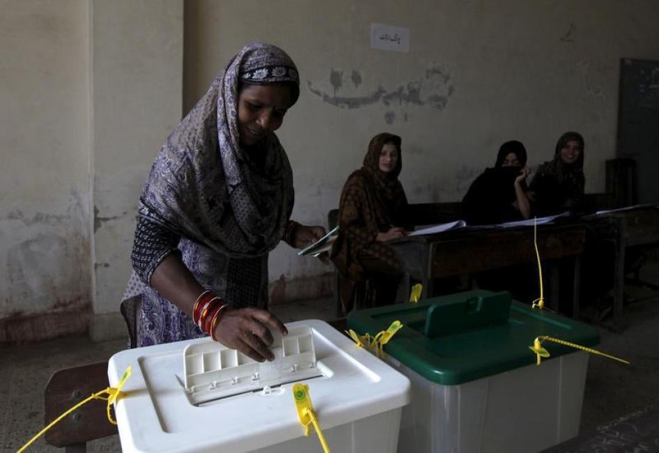A woman casts her ballot during elections for a new mayor in Karachi, Pakistan, December 5, 2015.