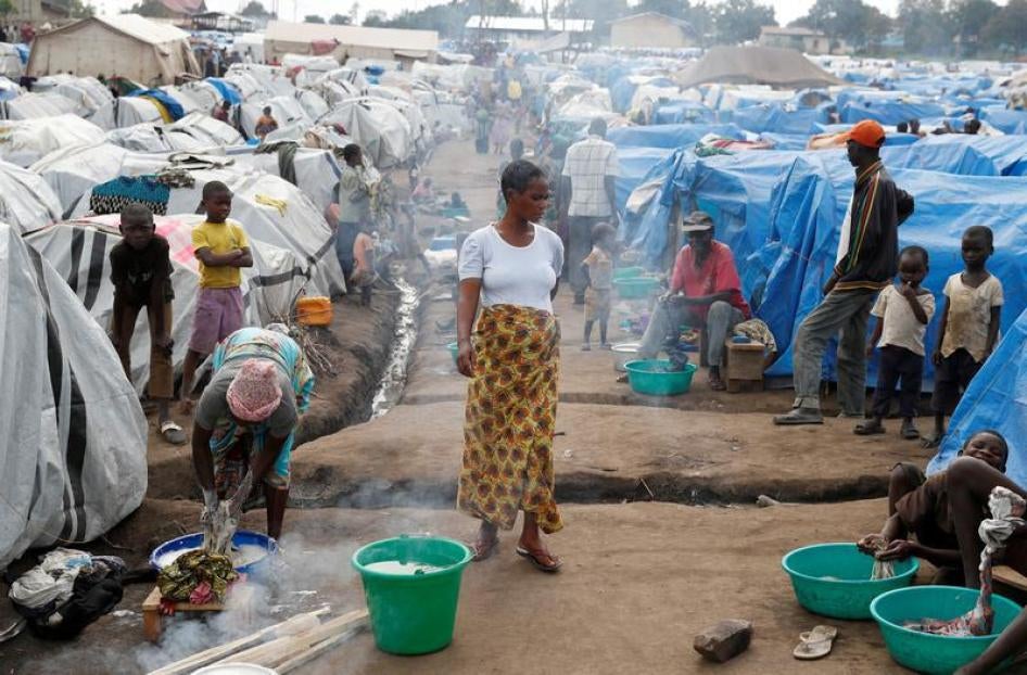 Une femme entourée d’autres personnes dans un camp de personnes déplacées à Bunia, dans la province d'Ituri, dans l'est de la République démocratique du Congo, le 12 avril 2018.