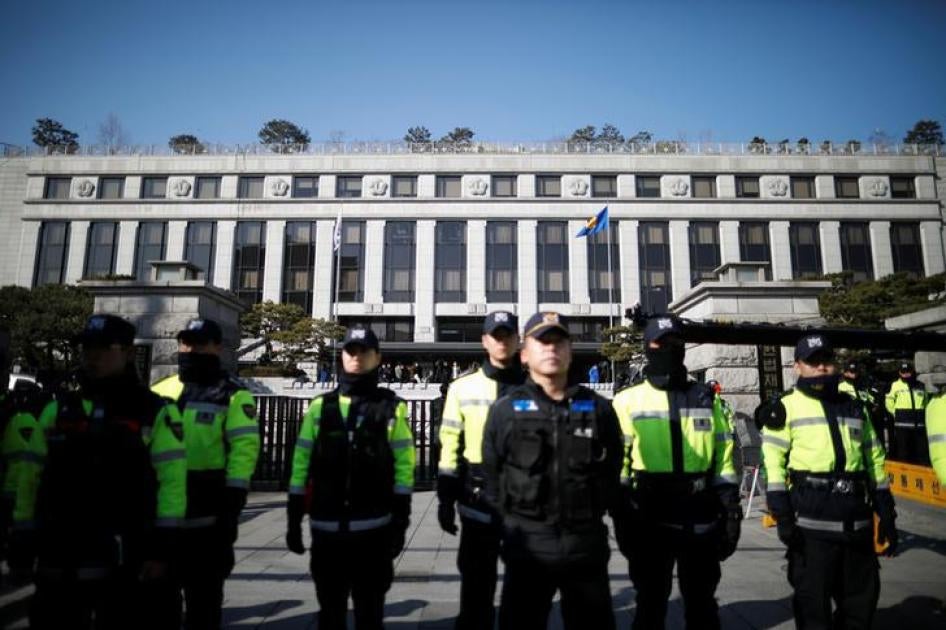 大批警察在韩国宪法裁判所前警戒，韩国首尔，2017年3月10日。
