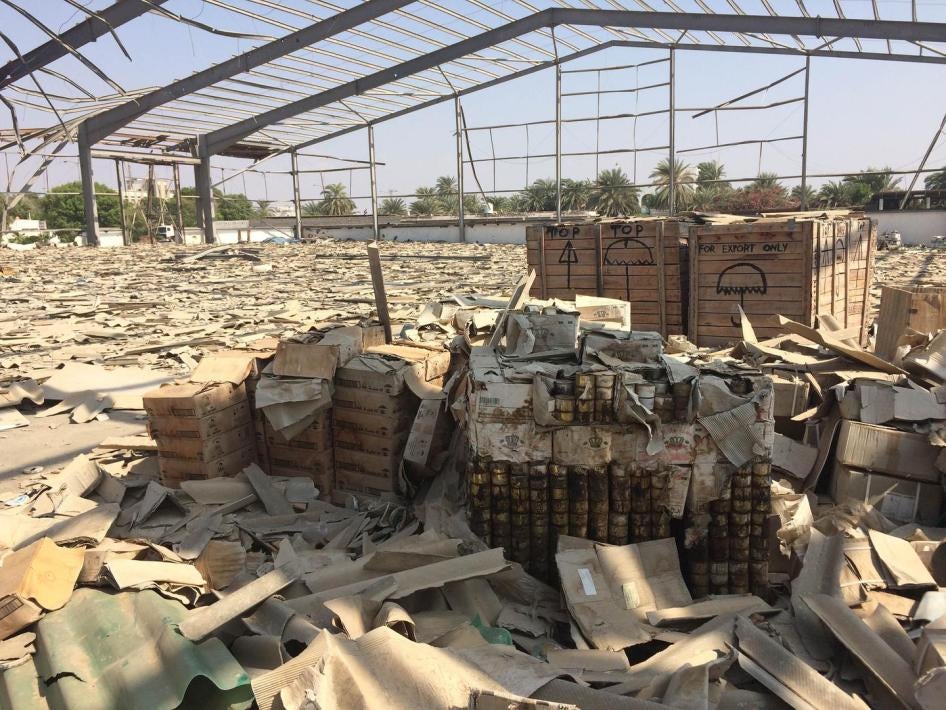 Des marchandises détruites, photographiées en 2016 parmi les décombres d’un entrepôt endommagé lors d’une attaque survenue au port de Hodeida, au Yémen.
