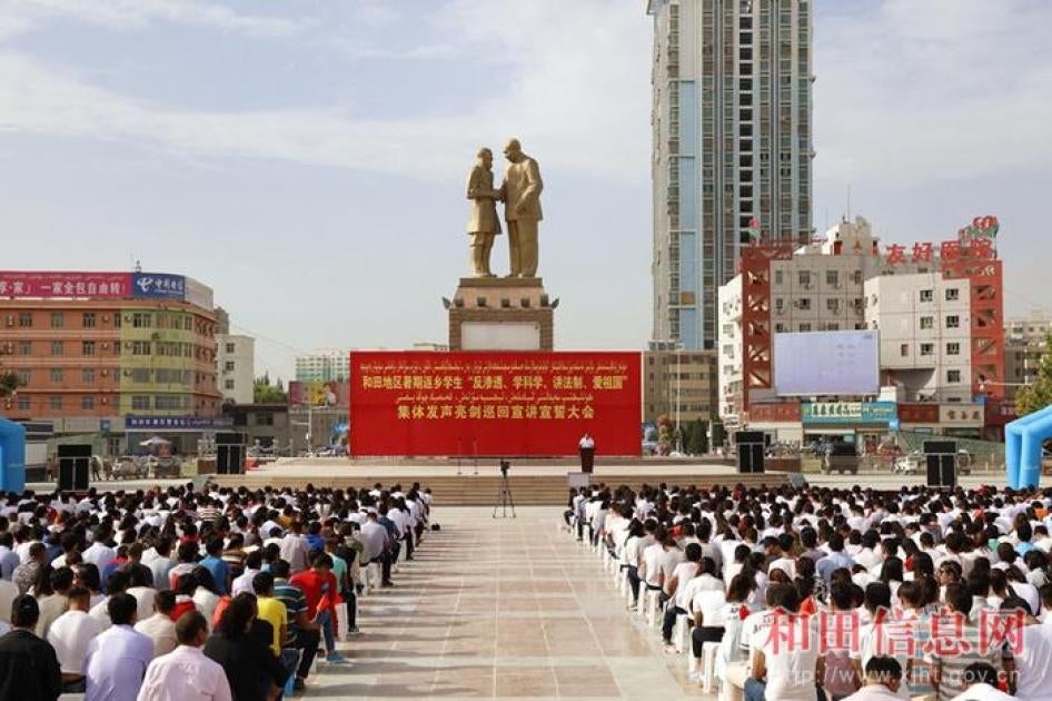 Lebih dari 5000 pelajar mengucapkan janji setia pada “Tanah Air” dalam sebuah upacara pada bulan Juli di Hotan, Xinjiang. 