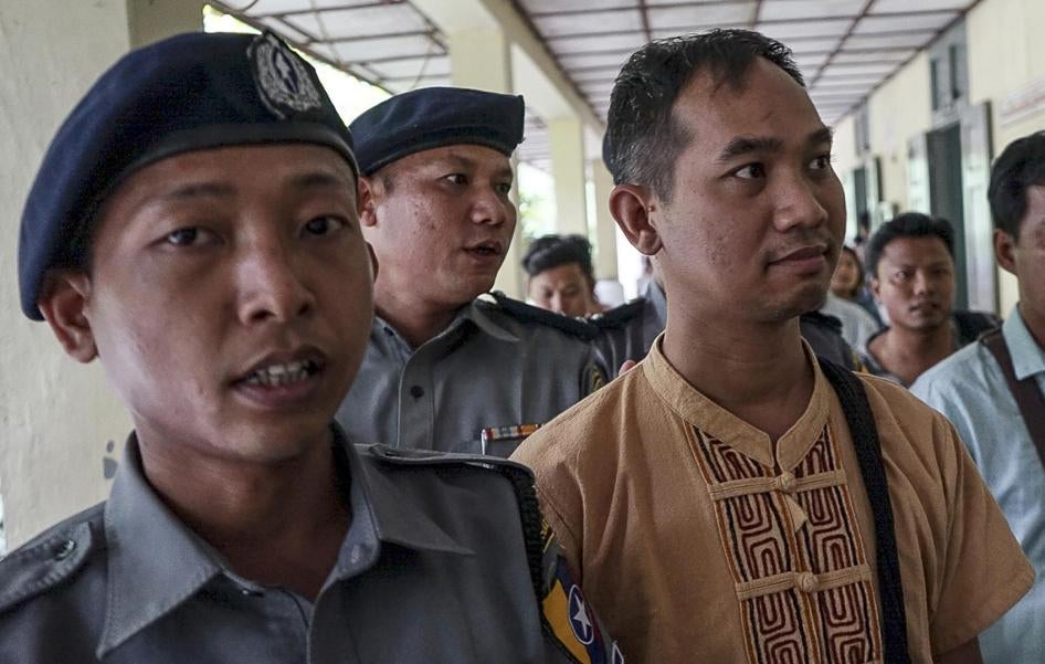 Swe Win, chief editor of Myanmar Now, is escorted to court by police in Mandalay, July 31, 2017.