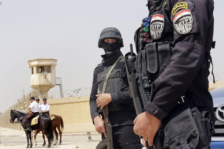 Des policiers égyptiens montent la garde devant l’École nationale de police au Caire.