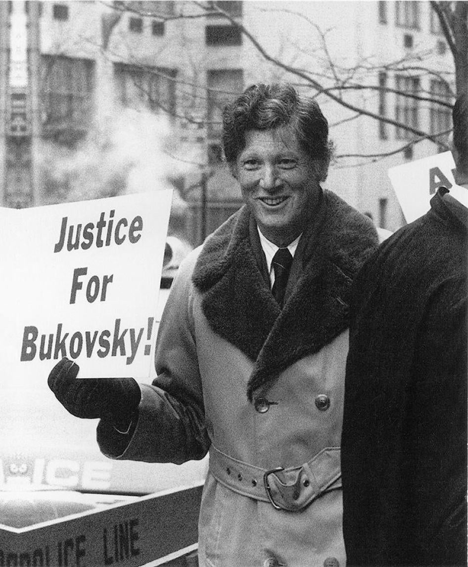 伯恩斯坦在苏联驻纽约领事馆外声援作家布柯维斯基，1978年。
