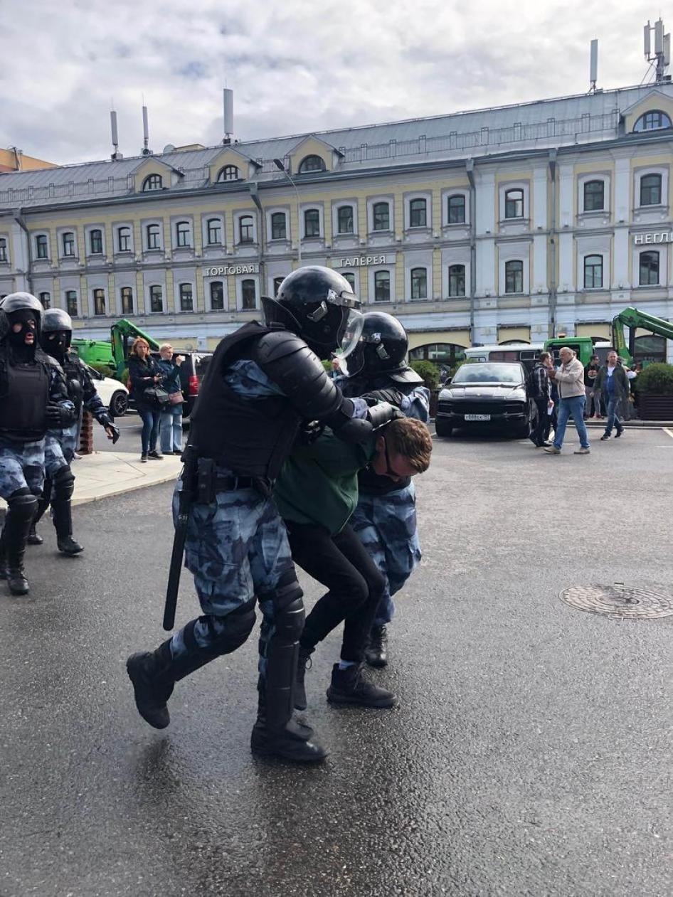 Задержание участника мирного митинга на Трубной площади в центре Москвы.
