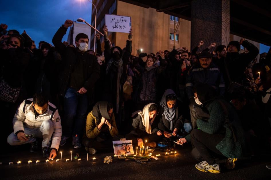 عزاداران در تجمع شنبه ۱۱ ژانویه ۲۰۲۰ در تهران، ایران برای یادبود قربانیان پرواز هواپیمایی اوکراین که به شکل غیرعمدی مورد هدف ایران قرار گرفت شمع روشن می‌کنند  