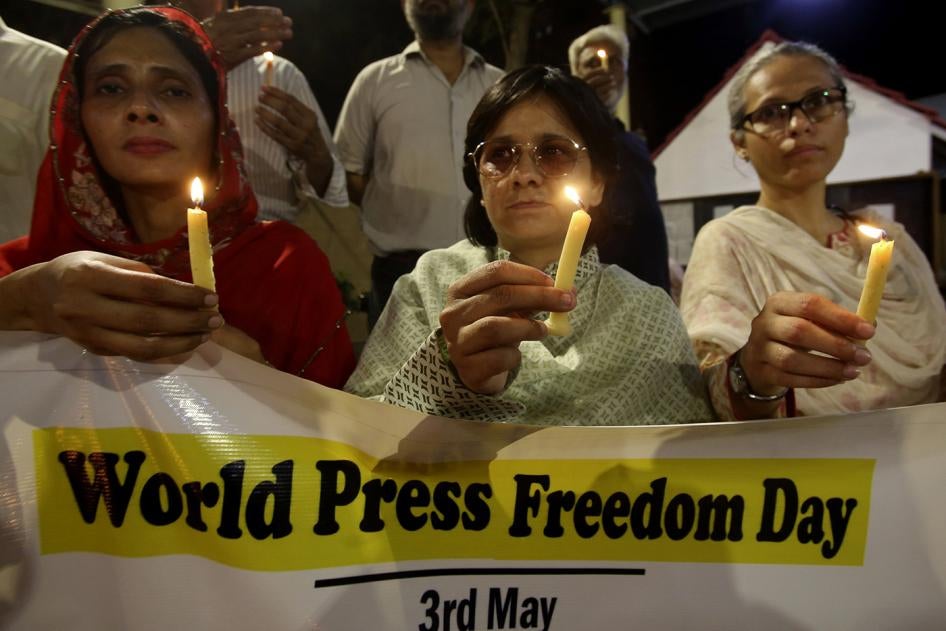 کراچی، پاکستان میں پاکستانی صحافی 03 مئی 2019 کو صحافت کے عالمی دن کے موقع پر شمعیں روشن کر رہے ہیں۔ ©2019  اے پی فوٹو/ فردید خان
