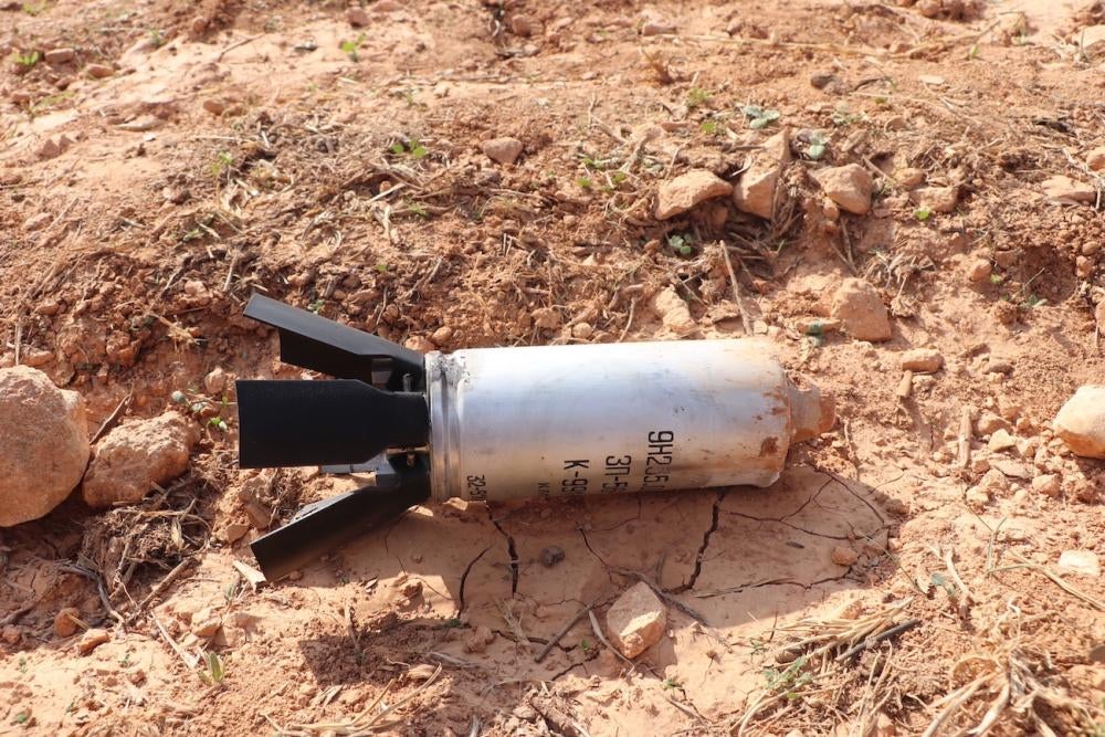 وحدة  ذخيرة صغيرة متشظية9N235   لم تنفجر  أطلقت من صواريخ للذخيرة العنقودية على مخيم مرام للنازحين قرب قرية كفر جالس في محافظة إدلب، شمال غرب سوريا، في 6 نوفمبر/تشرين الثاني 2022.